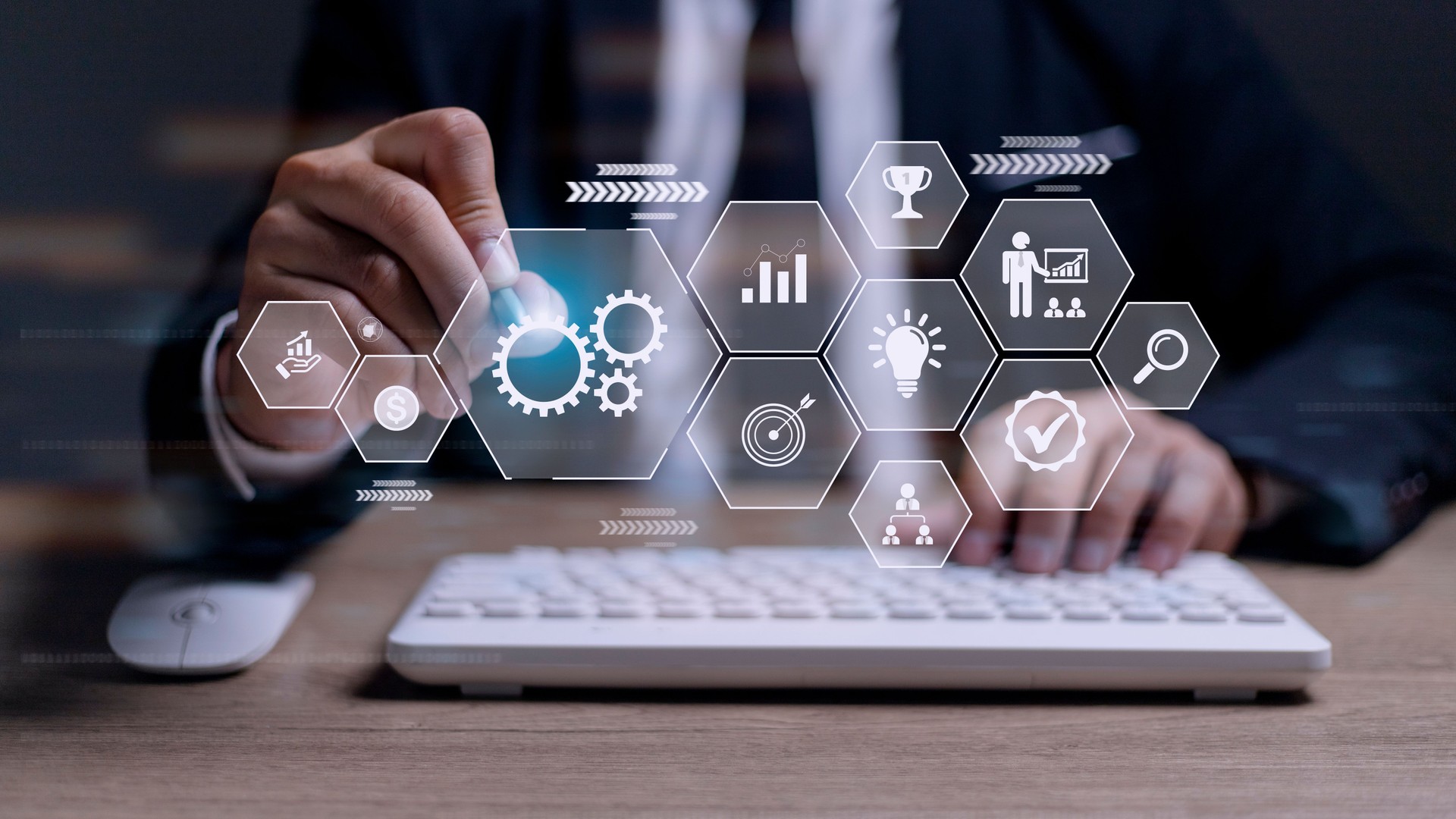 Concept de gestion des processus d’affaires. Businessman touch à l’innovation virtuelle Icônes d’engrenages de gestion des opérations, Contrôle de haute qualité, Résolution de problèmes, flux de travail, surveillance et innovation.