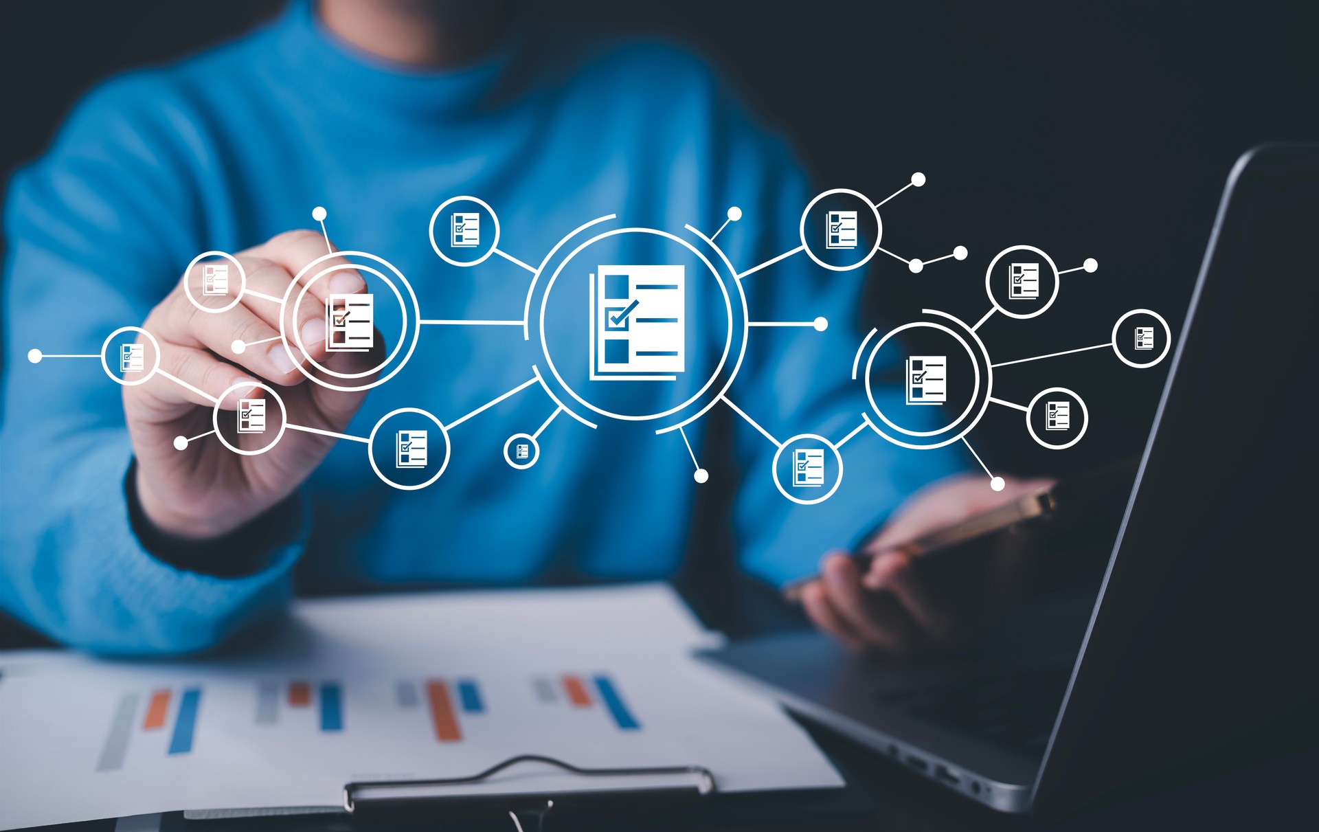 Hommes d’affaires travaillant sur ordinateur portable avec écran virtuel. Base de données de documentation en ligne, consultant informatique en cours de mise en place Système de gestion de documents virtuels avec ordinateur portable, logiciel d’arch