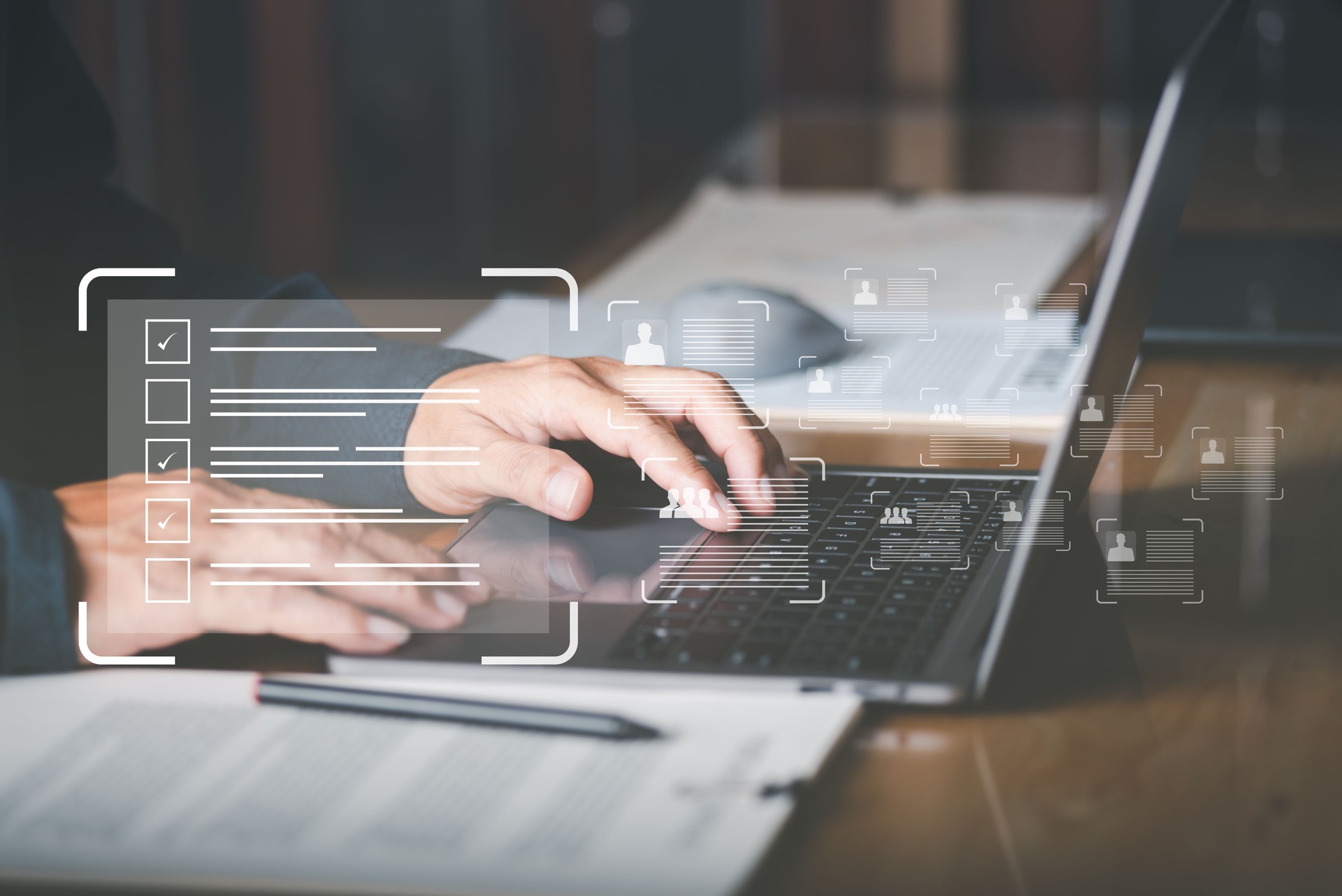 Homme d’affaires vérifiant les données et cochant la case via un ordinateur portable, répondant à des sondages, postulant à des emplois, remplissant des enquêtes, collectant des enquêtes en ligne, GRH ou gestion des ressources humaines